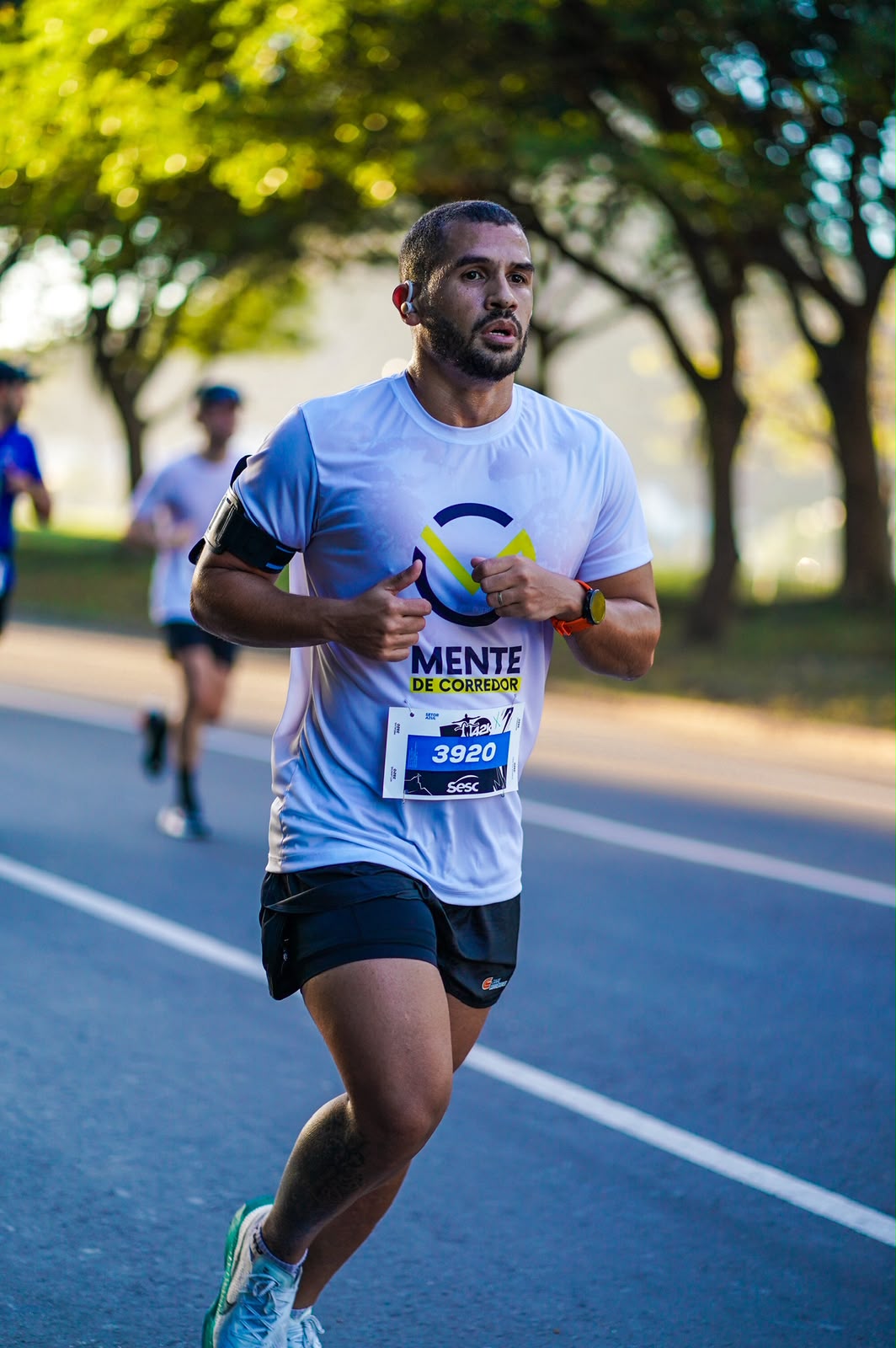 Everton Santana correndo com a camiseta do Mente de Corredor