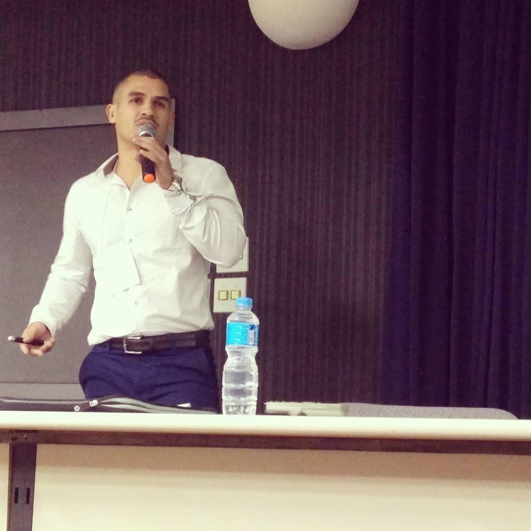 Everton Santana conduzindo uma palestra com microfone