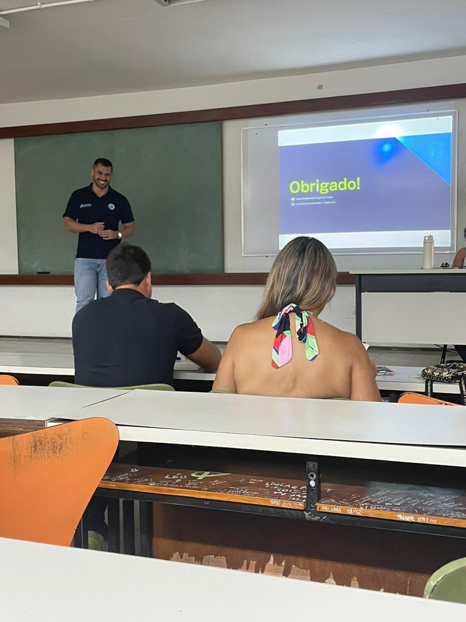 Everton Santana durante uma apresentação presencial em sala